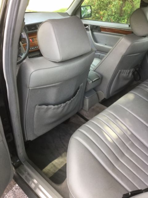 1993 Black Mercedes-Benz 300-Series Sedan