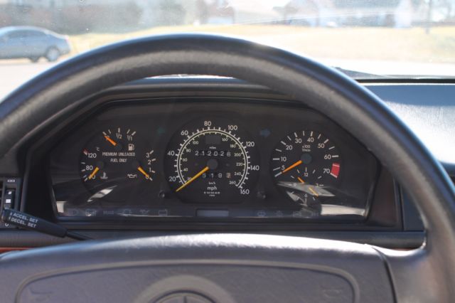 1993 white Mercedes-Benz 300-Series Sedan