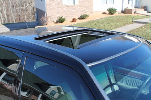 1993 white Mercedes-Benz 300-Series Sedan