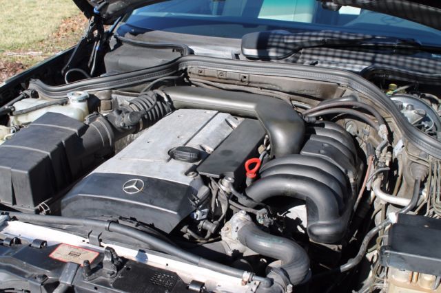 1993 white Mercedes-Benz 300-Series Sedan