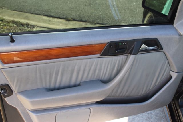 1993 white Mercedes-Benz 300-Series Sedan