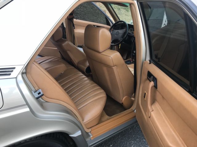 1993 Gold Mercedes-Benz 190-Series 4 DOOR
