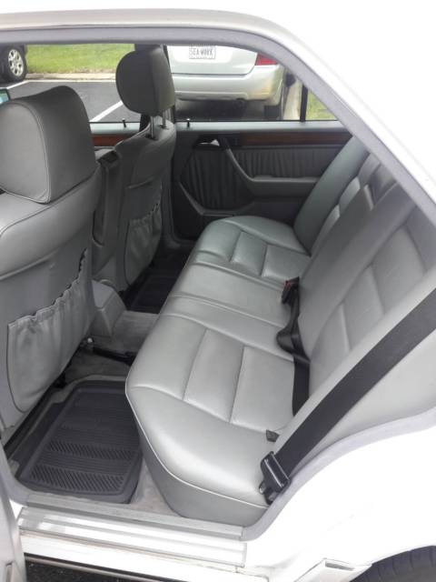 1993 White Mercedes-Benz 300-Series Sedan