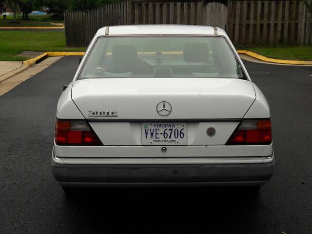 1993 White Mercedes-Benz 300-Series Sedan