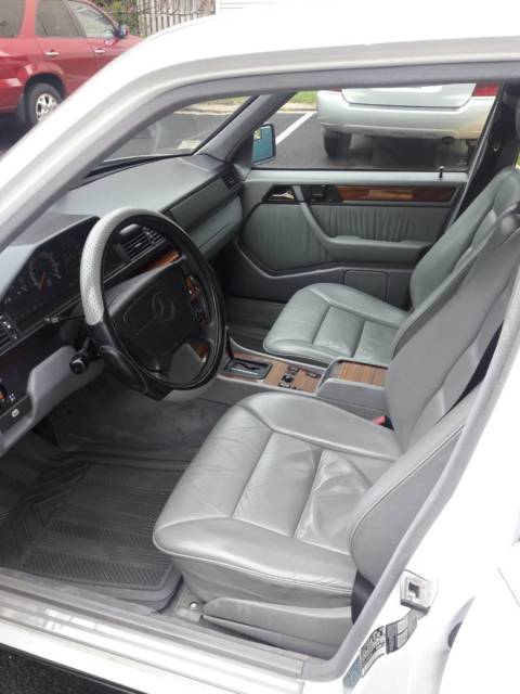 1993 White Mercedes-Benz 300-Series Sedan