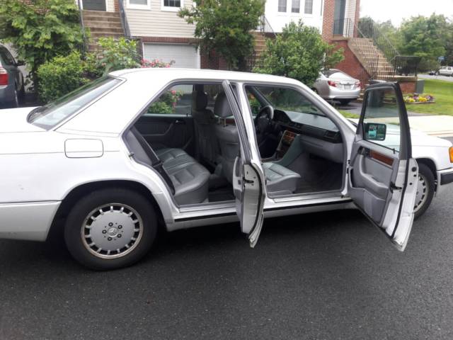 1993 White Mercedes-Benz 300-Series Sedan