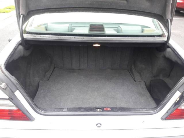 1993 White Mercedes-Benz 300-Series Sedan