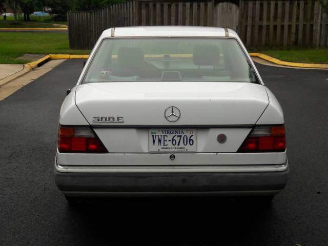 1993 White Mercedes-Benz 300-Series Sedan
