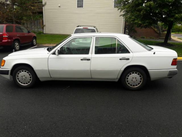 1993 White Mercedes-Benz 300-Series Sedan