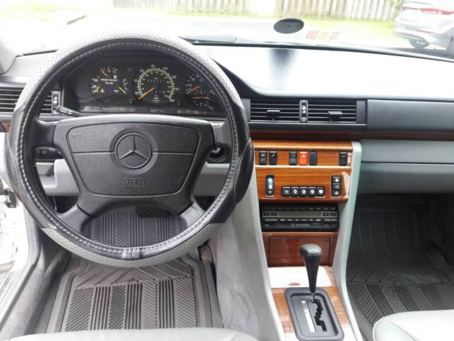 1993 White Mercedes-Benz 300-Series Sedan