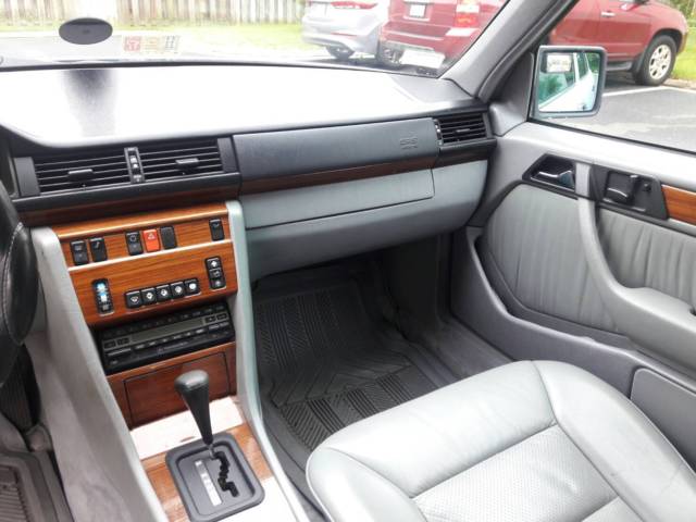 1993 White Mercedes-Benz 300-Series Sedan