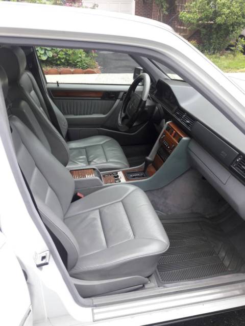 1993 White Mercedes-Benz 300-Series Sedan