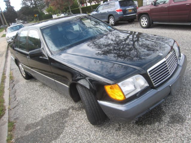 1993 Black Mercedes-Benz 300-Series Sedan