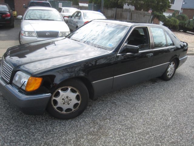 1993 Black Mercedes-Benz 300-Series Sedan
