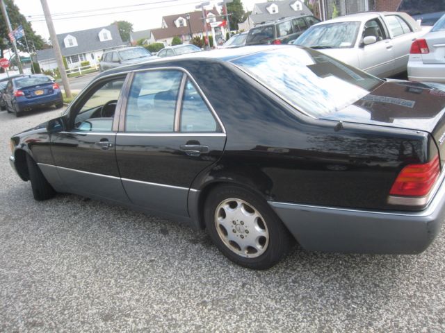 1993 Black Mercedes-Benz 300-Series Sedan