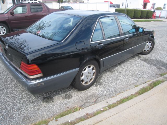 1993 Black Mercedes-Benz 300-Series Sedan