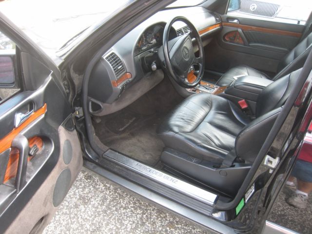 1993 Black Mercedes-Benz 300-Series Sedan