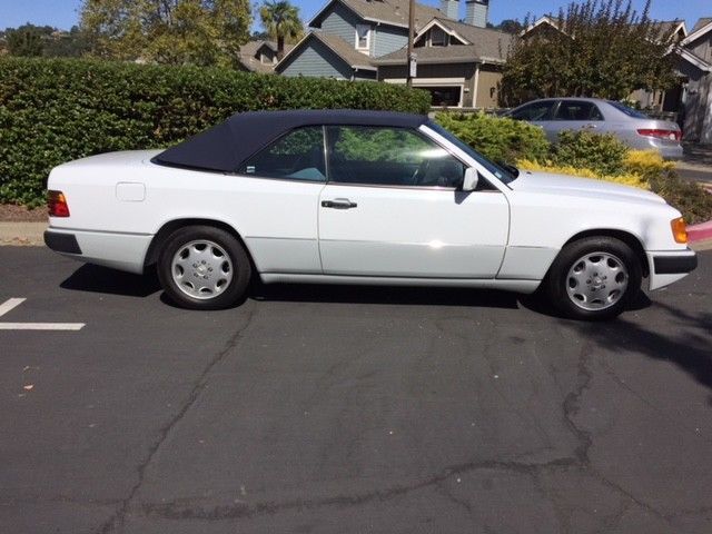 1993 White Mercedes-Benz 300-Series Convertible