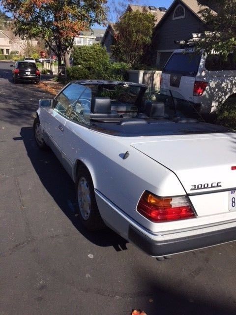 1993 White Mercedes-Benz 300-Series Convertible