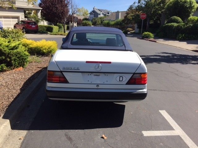 1993 White Mercedes-Benz 300-Series Convertible
