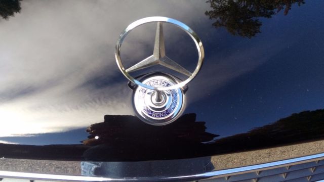 1993 Black Mercedes-Benz 400-Series Sedan