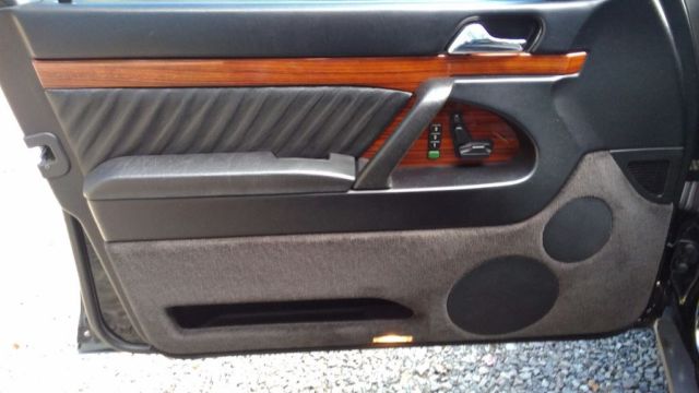 1993 Black Mercedes-Benz 400-Series Sedan