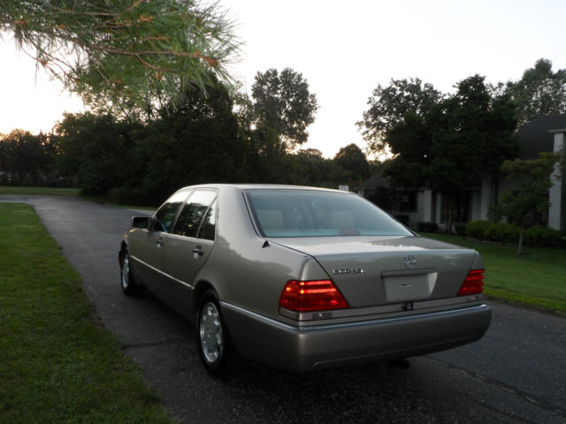 1993 Smoke Silver Mercedes-Benz 500-Series Sedan