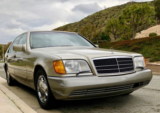 1993 Gold Mercedes-Benz 500-Series Sedan
