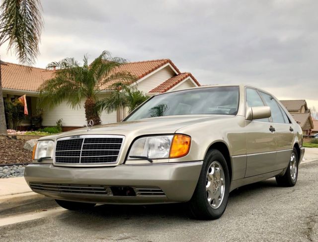 1993 Gold Mercedes-Benz 500-Series Sedan