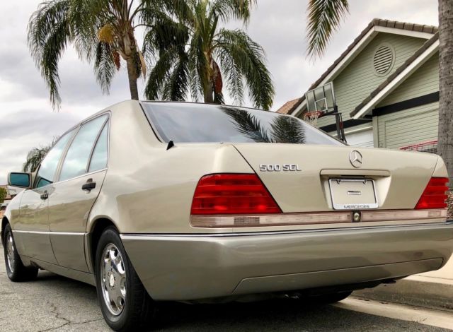 1993 Gold Mercedes-Benz 500-Series Sedan
