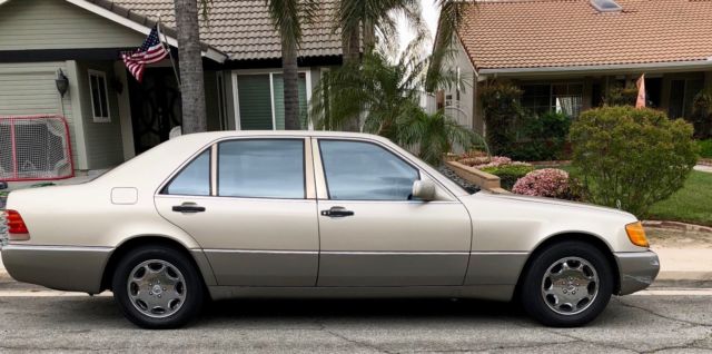 1993 Gold Mercedes-Benz 500-Series Sedan