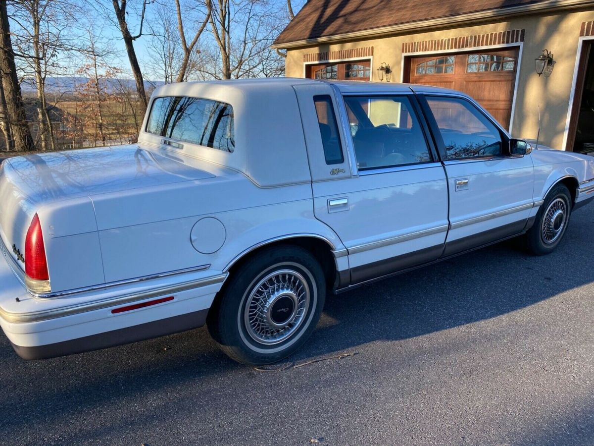 1993 White Chrysler New Yorker Sedan