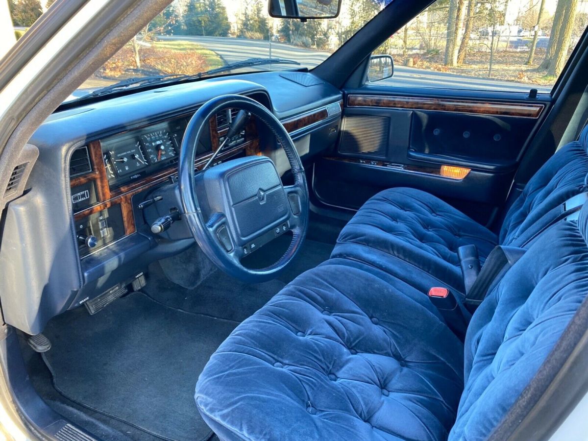 1993 White Chrysler New Yorker Sedan