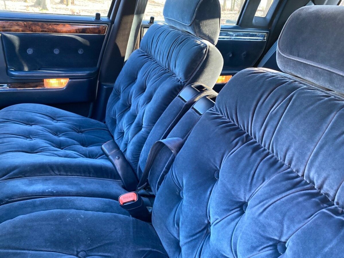 1993 White Chrysler New Yorker Sedan