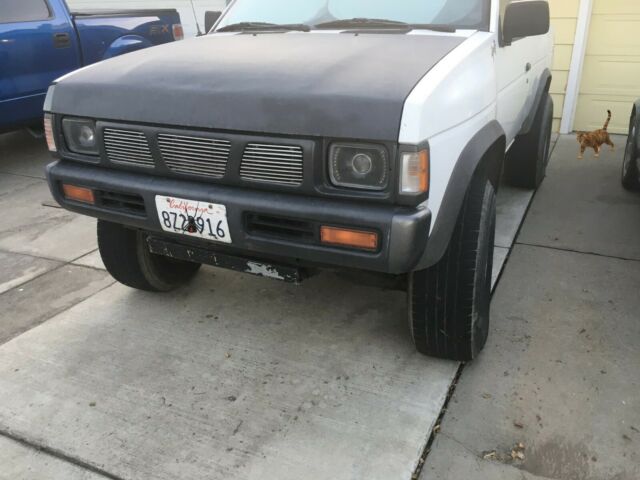 1993 White w/ Black Hood Nissan Other Pickups Small Pickup