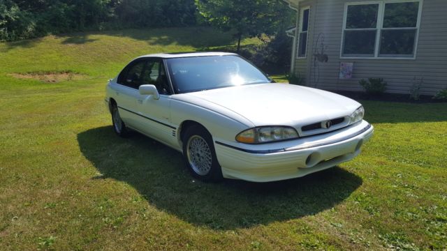 1993 White Pontiac Bonneville Sedan