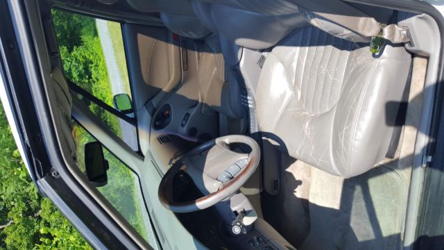 1993 White Pontiac Bonneville Sedan