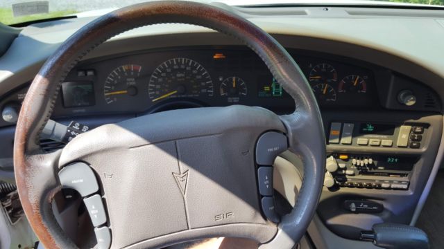 1993 White Pontiac Bonneville Sedan