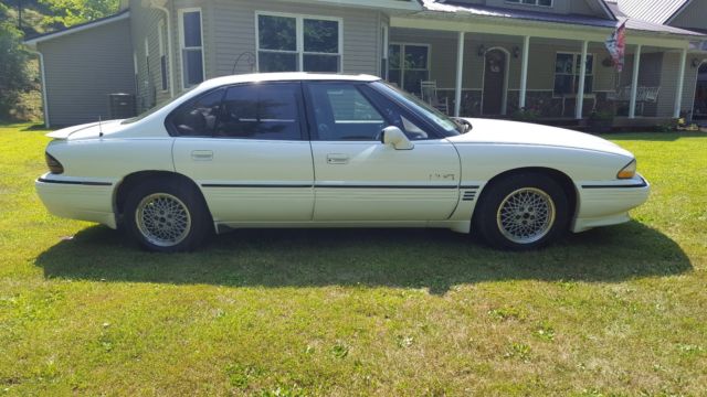 1993 White Pontiac Bonneville Sedan