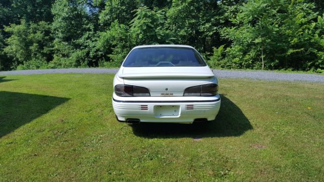 1993 White Pontiac Bonneville Sedan