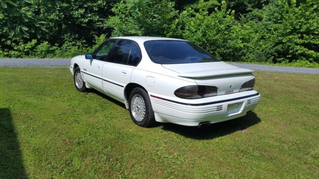 1993 White Pontiac Bonneville Sedan