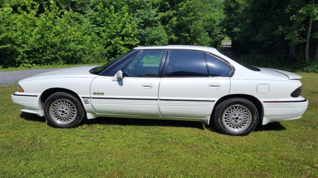 1993 White Pontiac Bonneville Sedan