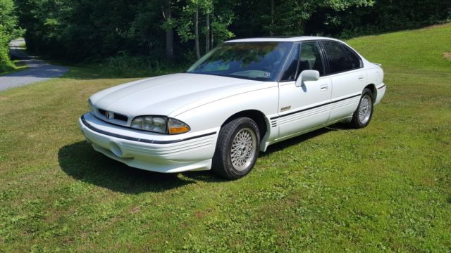 1993 White Pontiac Bonneville Sedan