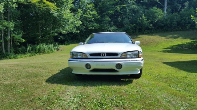 1993 White Pontiac Bonneville Sedan