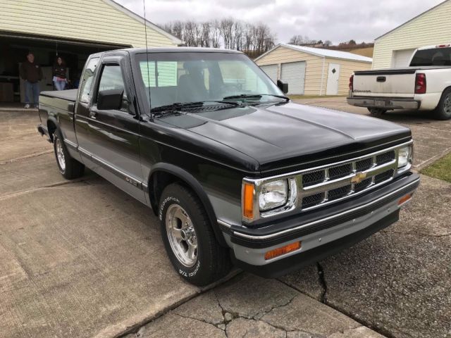 1993 Black Chevrolet S-10 Extended Cab Pickup