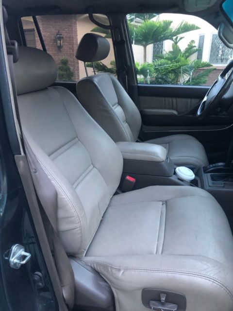 1993 White Toyota Land Cruiser suv