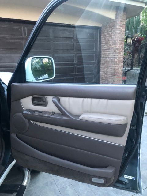 1993 White Toyota Land Cruiser suv