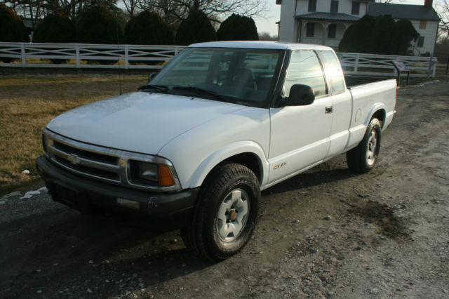 1994 White Chevrolet S-10 Extended Cab Pickup