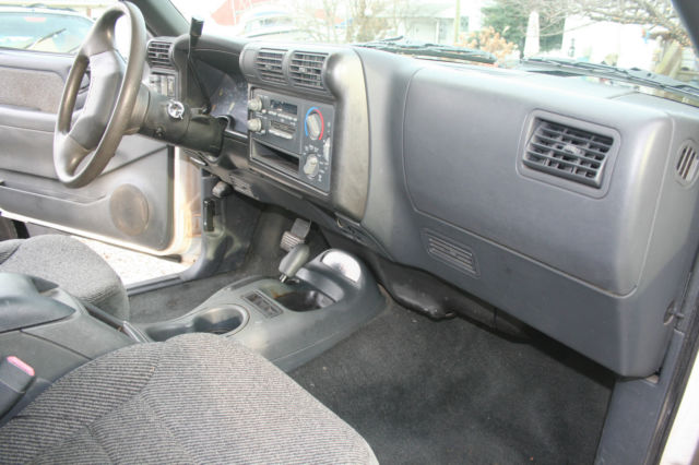 1994 White Chevrolet S-10 Extended Cab Pickup