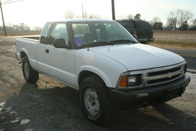 1994 White Chevrolet S-10 Extended Cab Pickup
